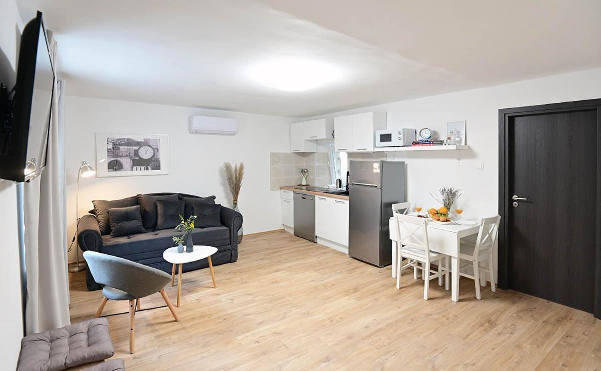 Apartment D & Studio L Dobrinj Exteriör bild