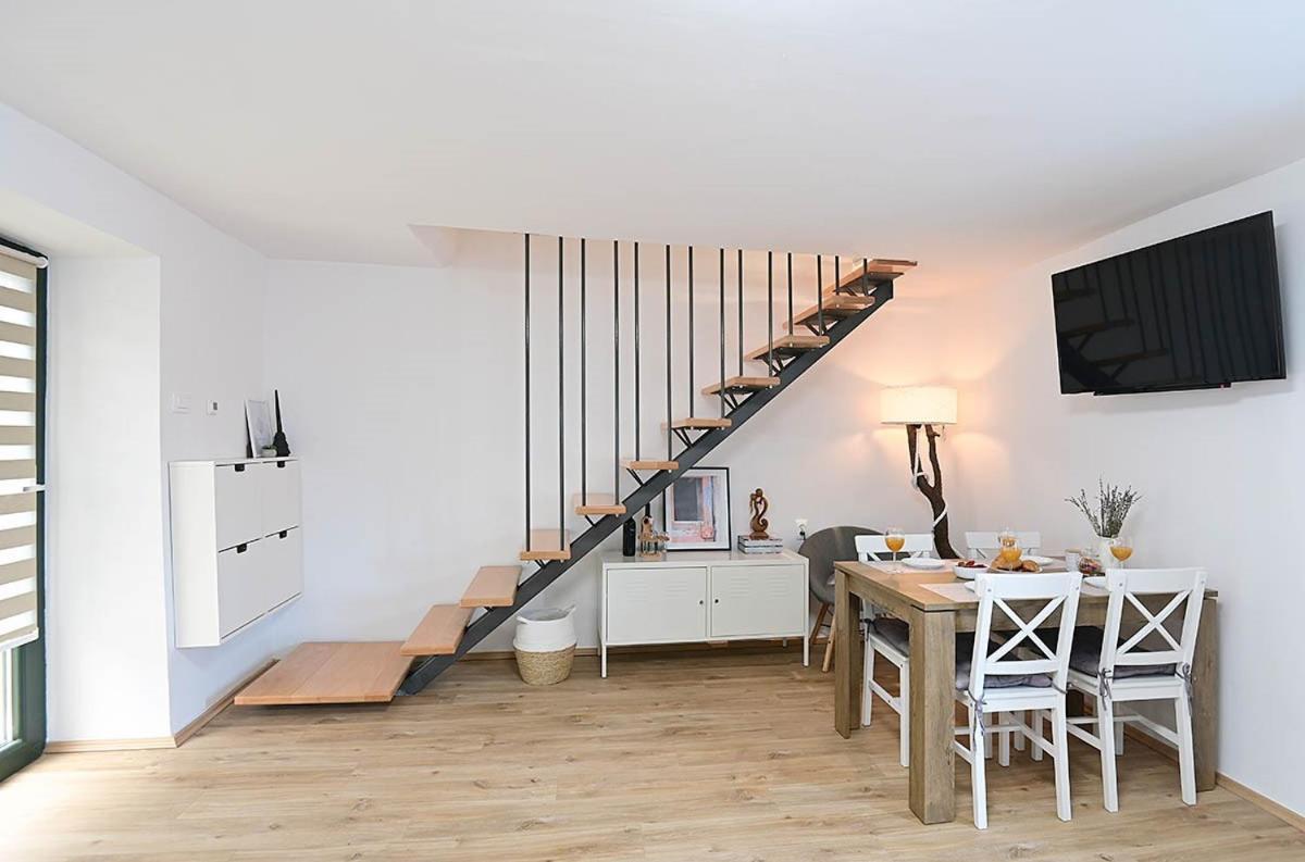 Apartment D & Studio L Dobrinj Exteriör bild