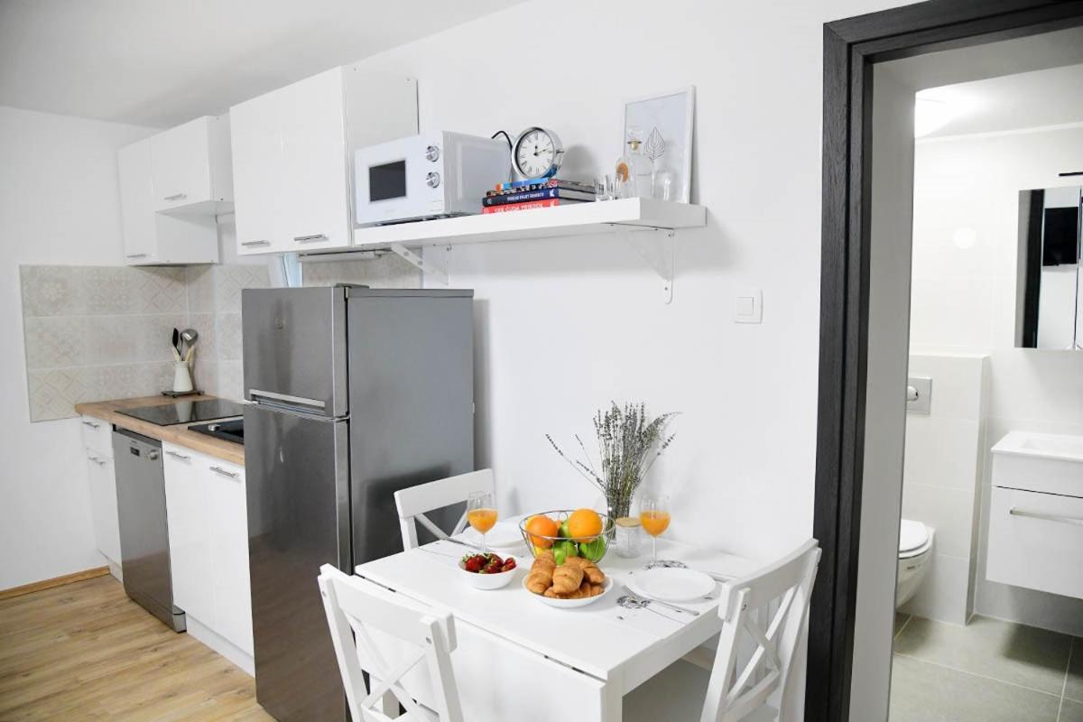 Apartment D & Studio L Dobrinj Exteriör bild